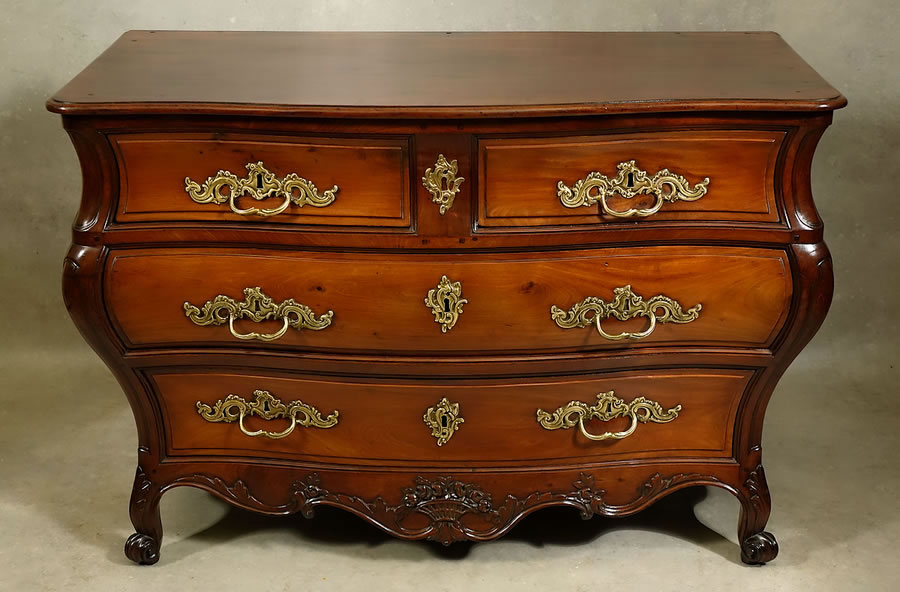 Commode bordelaise galb&eacute;e en tombeau en acajou massif sculpt&eacute; Bordeaux 18e si&egrave;cle